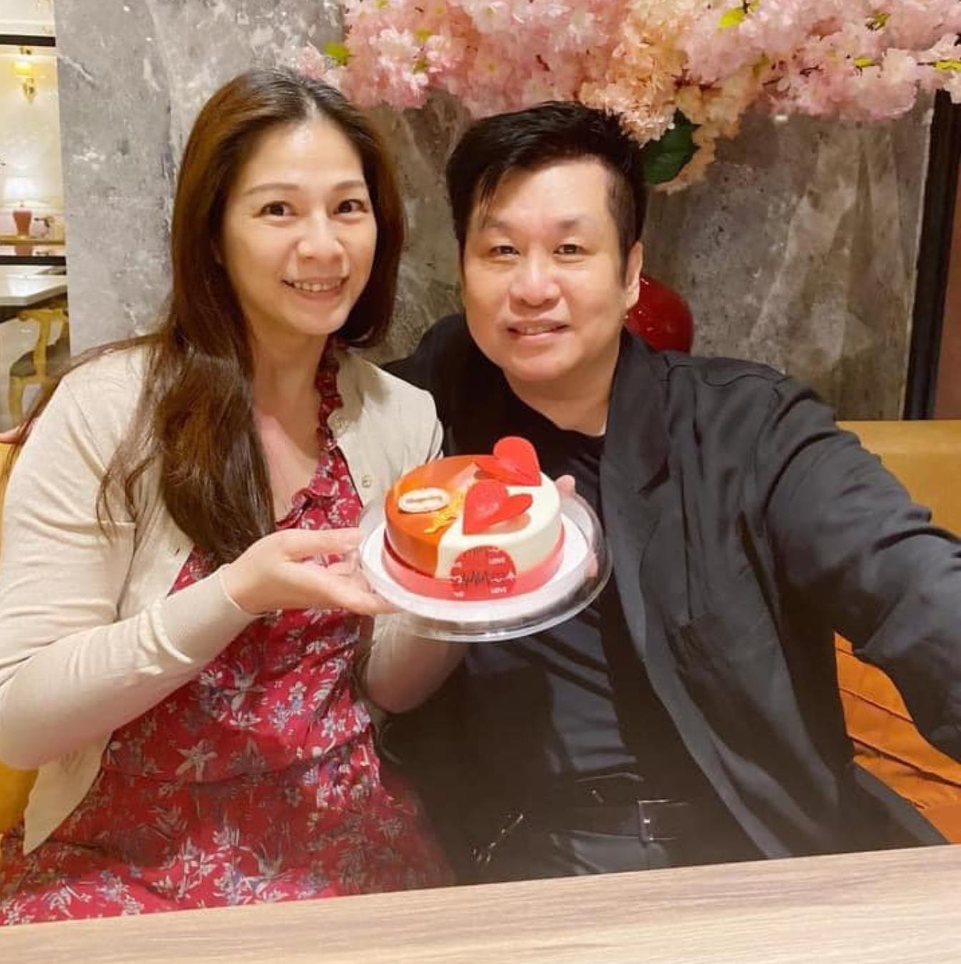 星星点灯主唱郑智化的妻子罕见露面,结婚22年后60岁的老郑