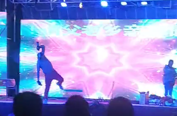 官方回应农村歌舞团很混乱呀,女的衣着暴露低俗表演很讨厌