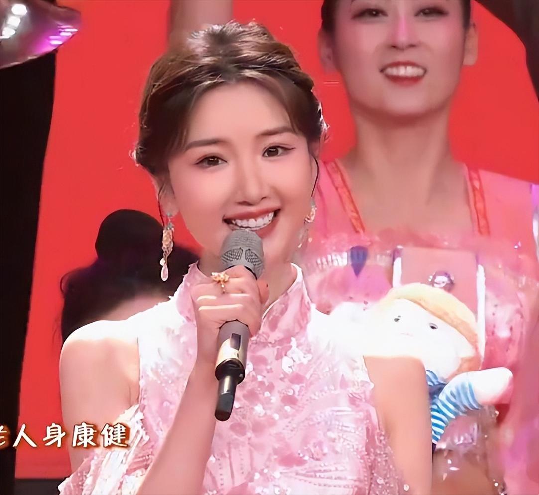 周深原来这么会控场,他成为2023元宵晚会最主要的气氛担当