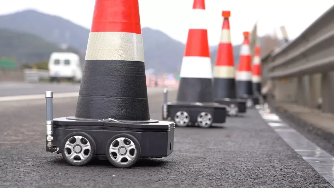 宁波高速路安全锥机器人出动全自动走位.事故现场可让车道变窄