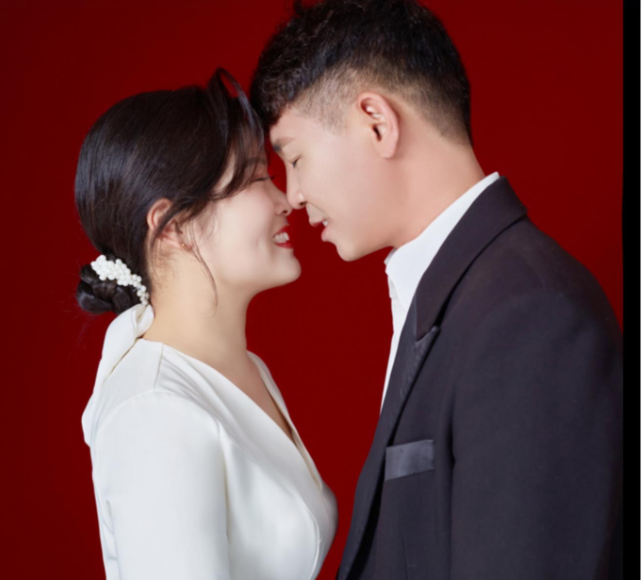孟堂主和周大侠的爱,男子告白被拒女子截花现两人结婚很幸福
