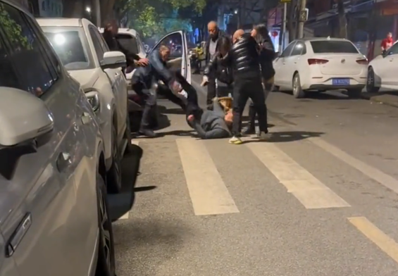 情人节这天女子出轨被老公发现后,没地方出气跑到街头打架