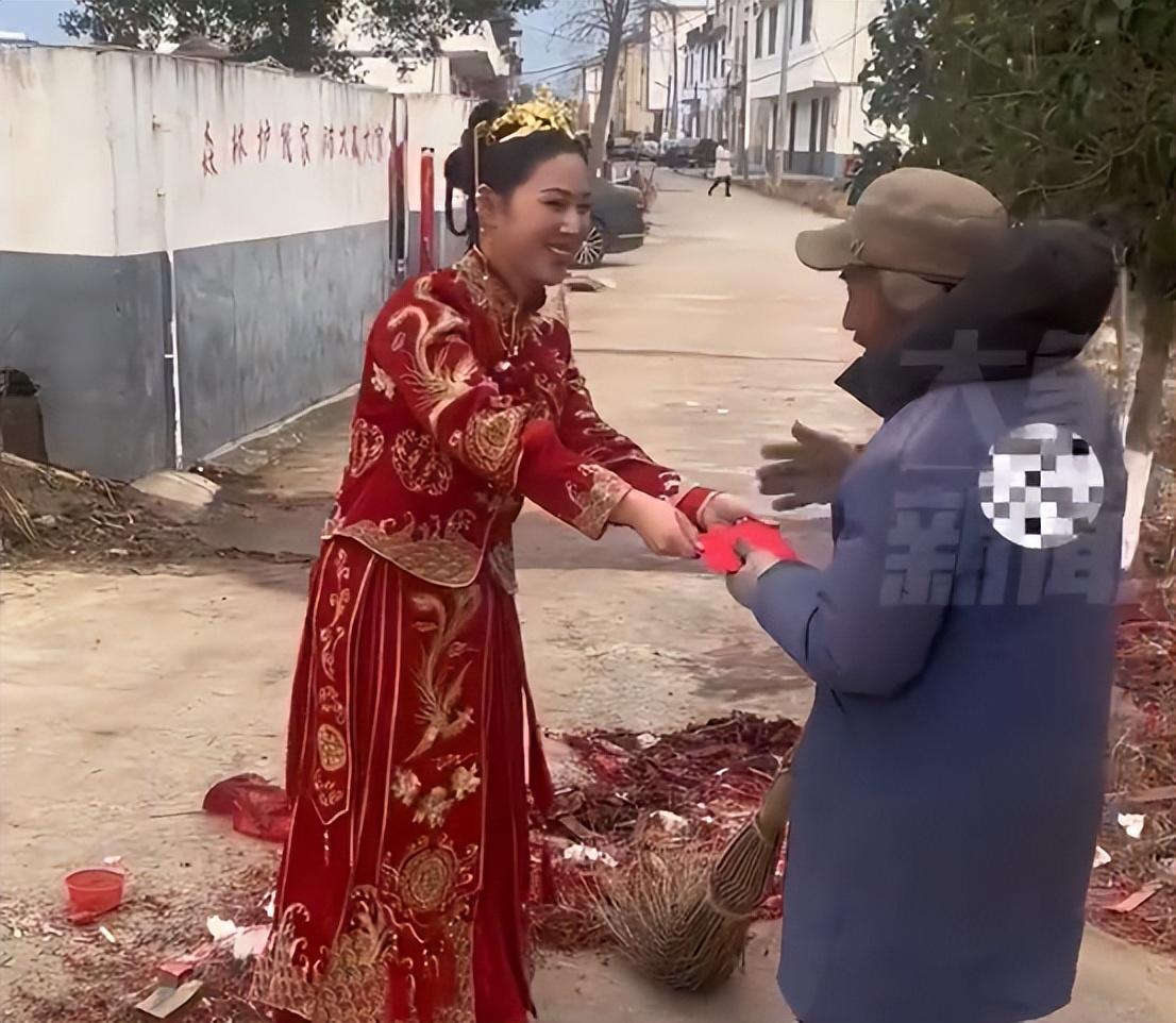 婚礼当天,新娘给街边的正在打扫的清洁工大叔送红包.