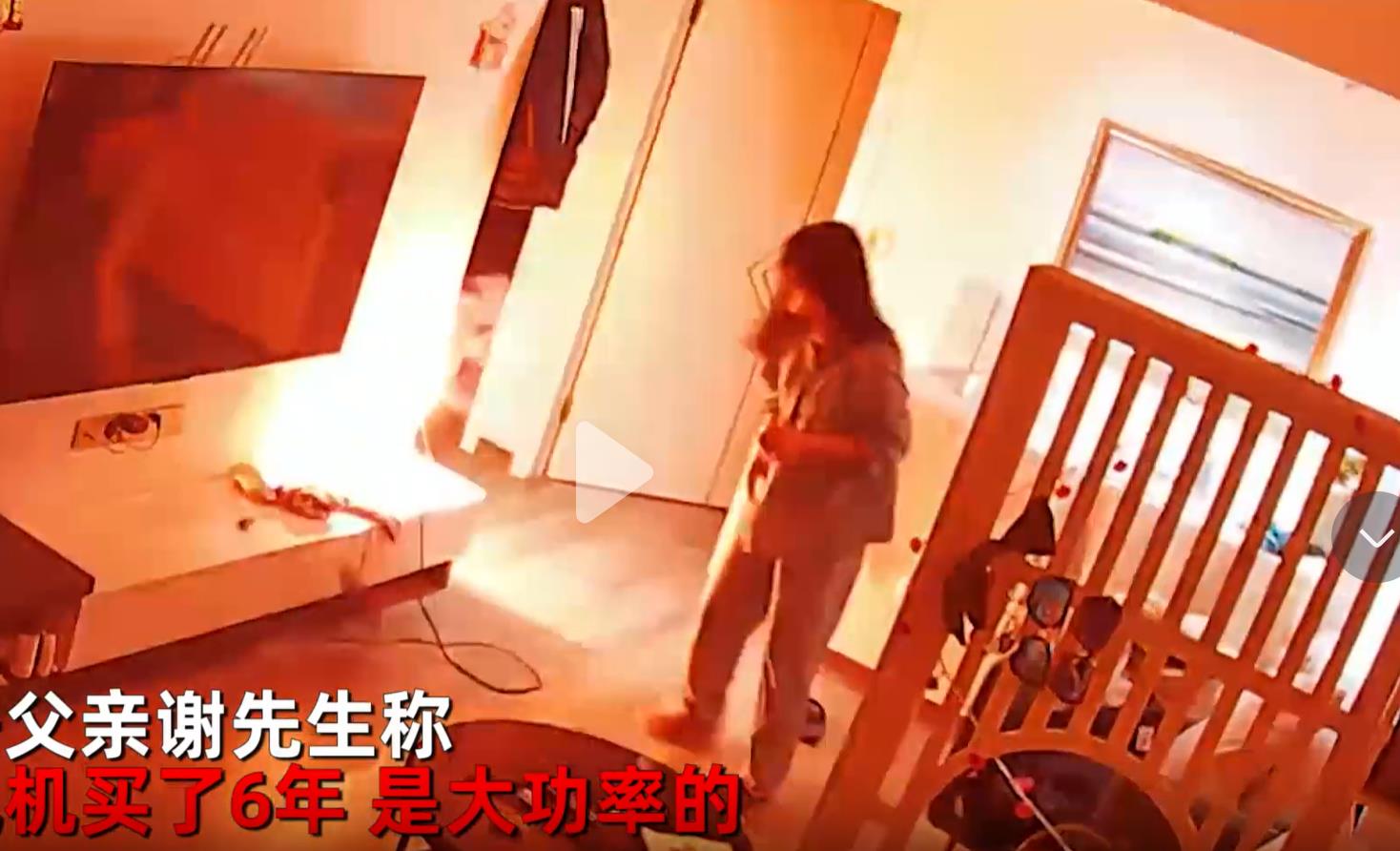 女孩吹头发时插座短路喷火花吓得叫妈,还是多学点常识吧
