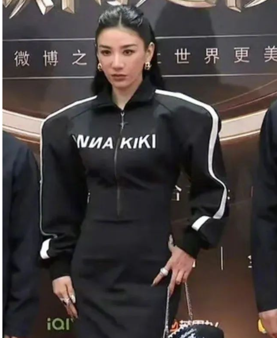 微博之夜不能转播,女星走红毯堪比盘丝洞.造型露骨太好看