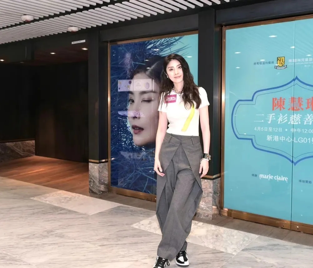 香港路人抓拍镜头里的陈慧琳,51岁的她依然是街头最美风景