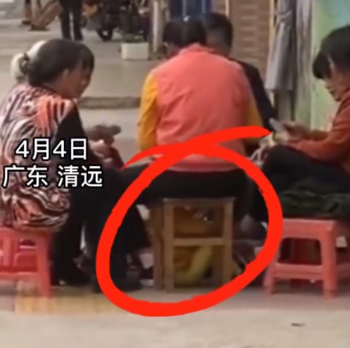 奶奶打牌把孙子关进牌桌下面的凳子,孩子崩溃大哭好伤心
