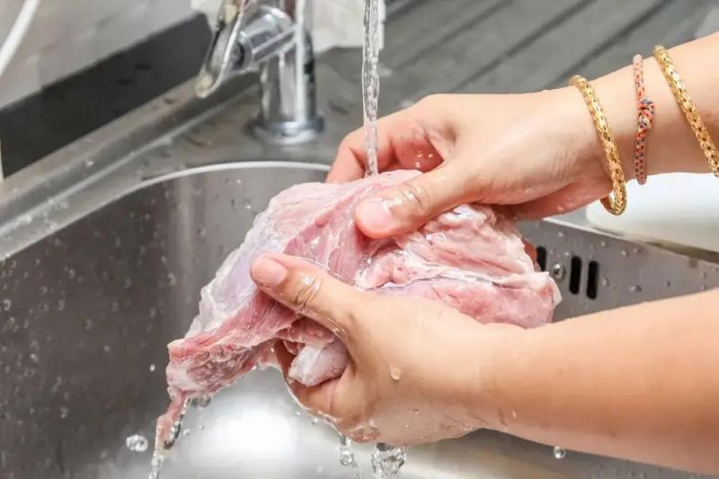 今天听到一件很奇葩的事:生肉买回家后不能在水龙头下冲洗