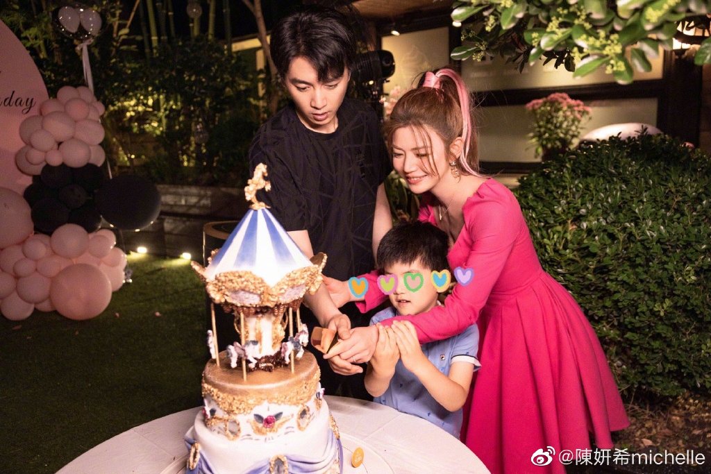 亲吻儿子好甜，陈晓和陈妍希生活中的默契和幸福