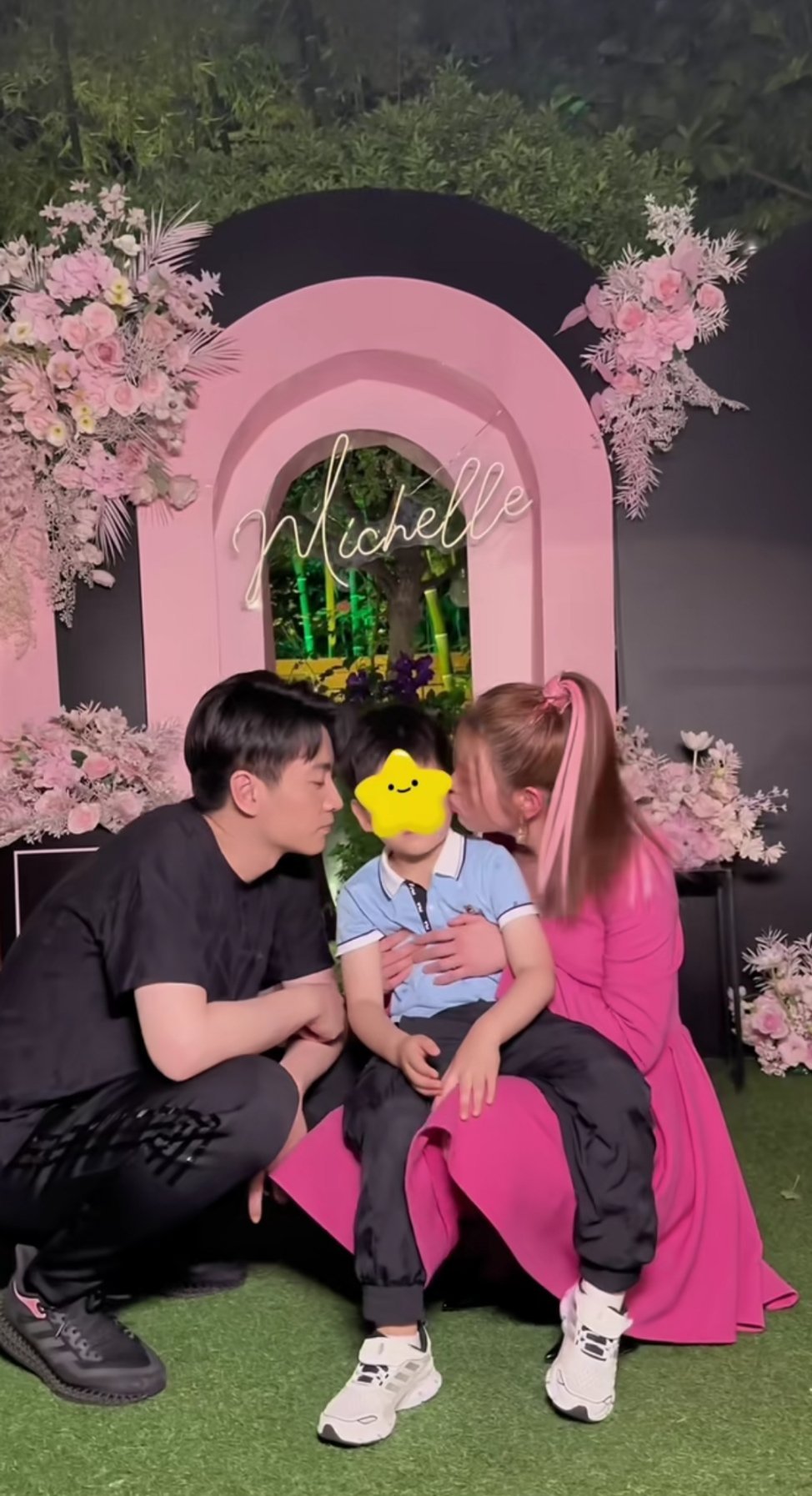 亲吻儿子好甜，陈晓和陈妍希生活中的默契和幸福