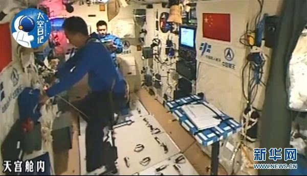 太空跑步是每个航天员必须要做的,为什么要每天锻炼身体呢