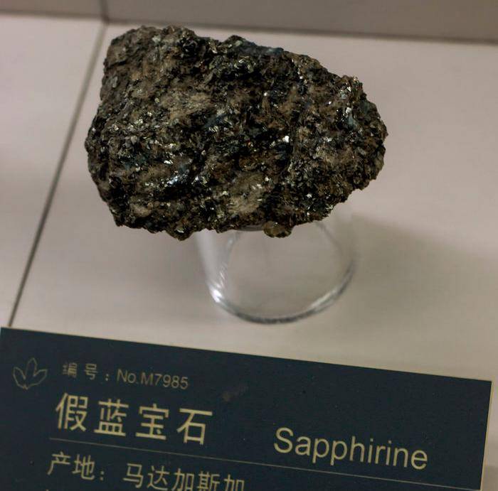 假蓝宝石的身价，比真的蓝宝石还要贵重稀有？你怎么看