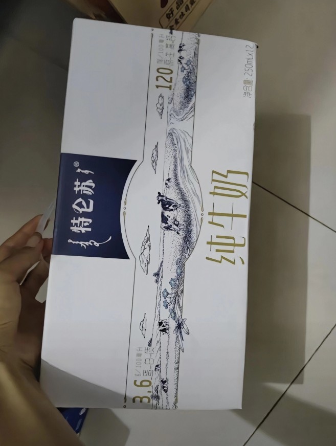 拜年送礼现奇葩操作：开过封的牛奶少一盒，好恶心