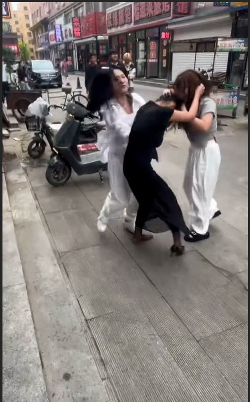 熊岳城火车站，黑丝高跟鞋，正妻一打二，宫斗大戏