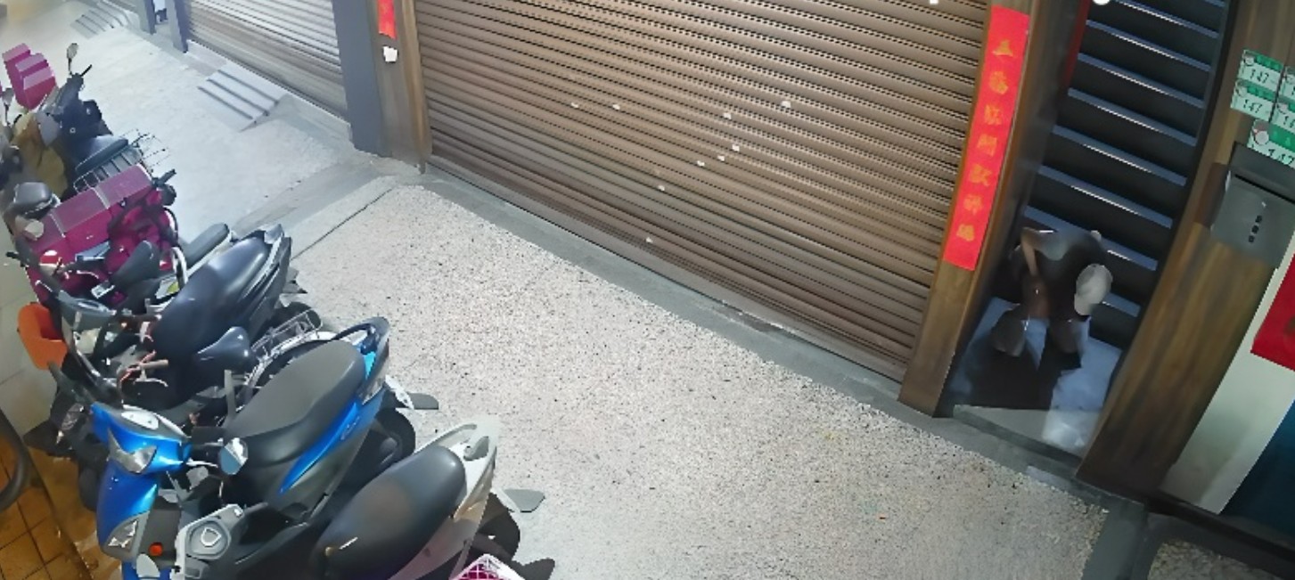 小仙女楼梯口拉翔，监控拍下，外表清纯行为却如此下流
