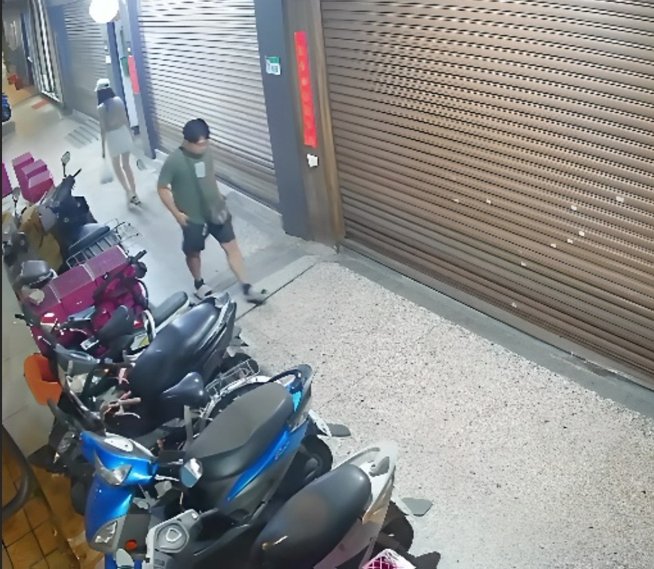 小仙女楼梯口拉翔，监控拍下，外表清纯行为却如此下流
