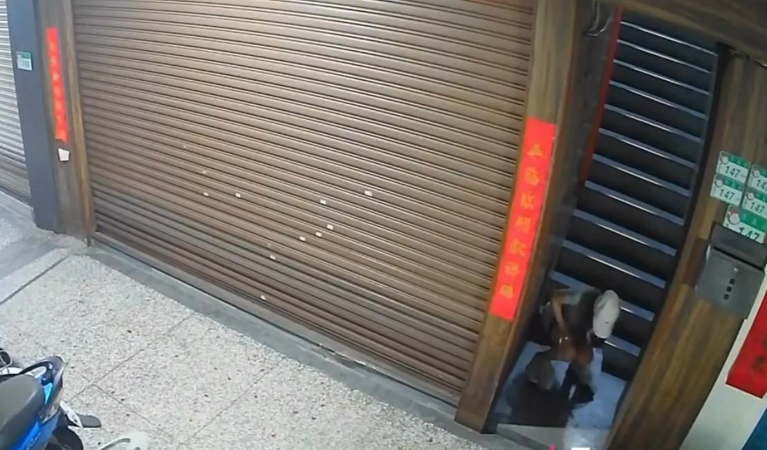 小仙女楼梯口拉翔，监控拍下，外表清纯行为却如此下流